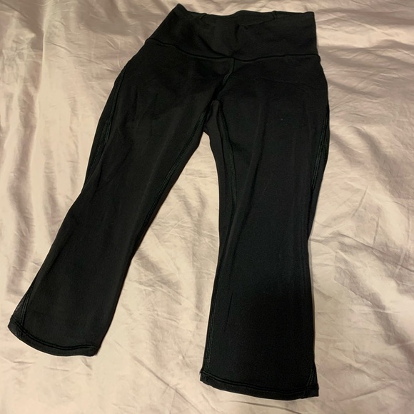 Size 4 Lululemon train times crop. Like new! - Picture 4 of 4